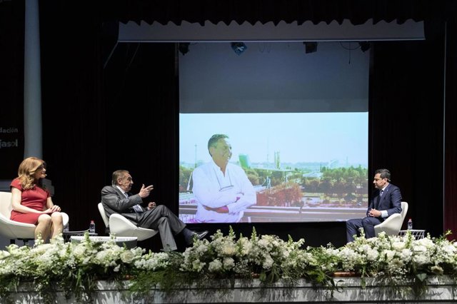 El presidente de la Junta de Andalucía, Juanma Moreno (d) durante su intervención en el acto de homenaje al ingeniero José Luis Manzanares (c), presidente de Ayesa. A 10 de mayo de 2021, en Sevilla (Andalucía, España).