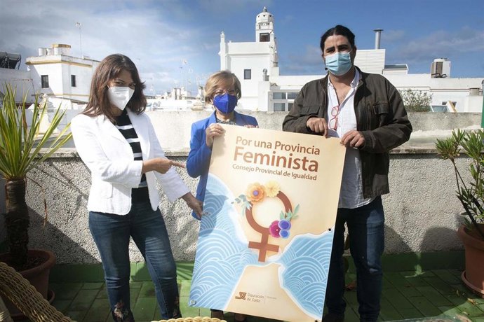 La diputada de Igualdad, Carmen Collado, entrega a la directiva de la APC la lona diseñada por Diputación con mensajes favorables a la lucha por los derechos de las mujeres y contra la violencia de género.