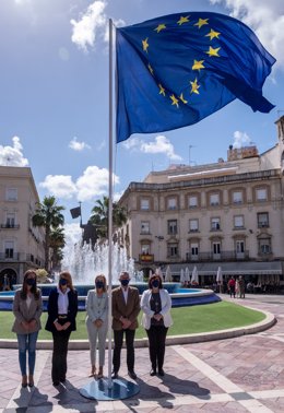 Autoridades de Huelva durante el izado de la bandera europea en la plaza de las Monjas de la capital.