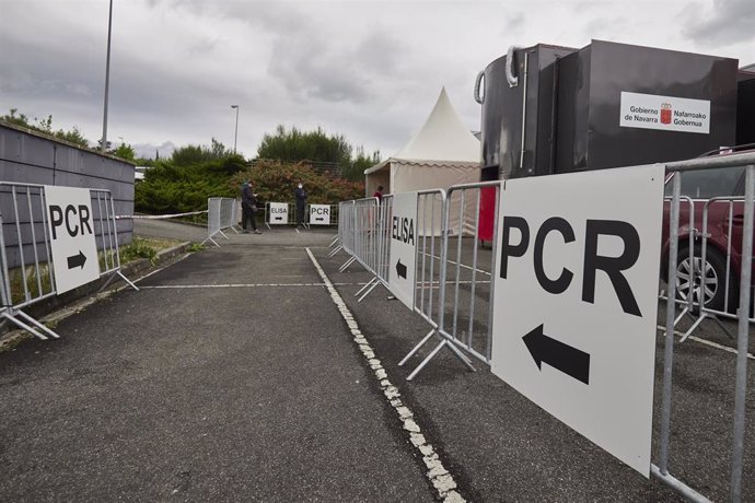 Varios carteles indican la dirección para someterse a un test PCR en Navarra.