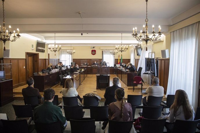 Los acusados en la primera sesión del juicio por la pieza del caso Invercaria correspondiente a Juana Martín
