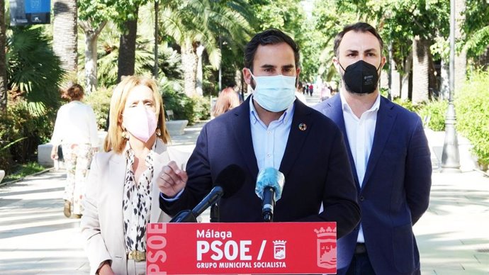 El concejal del PSOE en el Ayuntamiento de Málaga, Daniel Pérz, en rueda de prensa