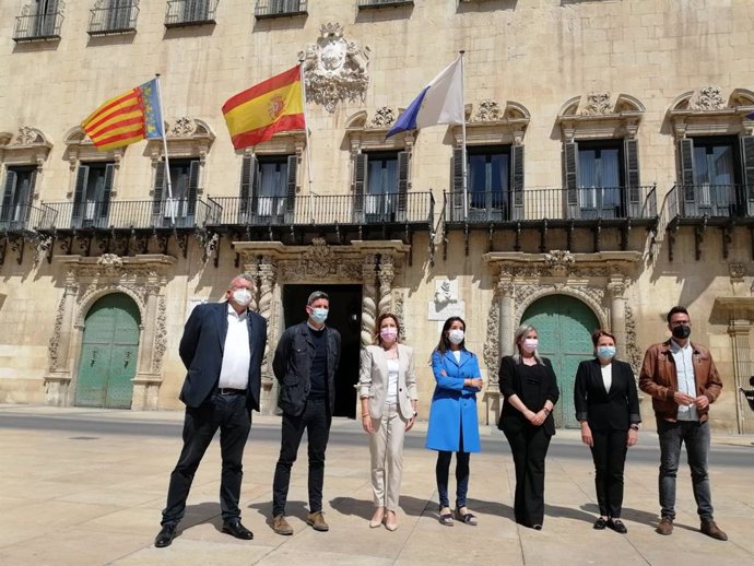 Miembros de la agrupación de Cs en Alicante junto a Ruth Merino, en el Ayuntamiento