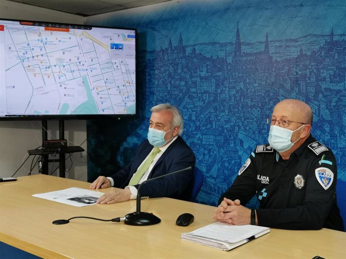 El concejal de Movilidad y Seguridad Ciudadana, Juan José Pérez del Pino, y el Jefe de la Policía Local de Toledo, José Luis Martín Mora, en rueda de prensa.