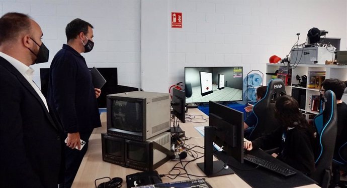 Mario Cortés, diputado del PP, visita la EVAD, Escuela de Videojuegos con sede en Málaga