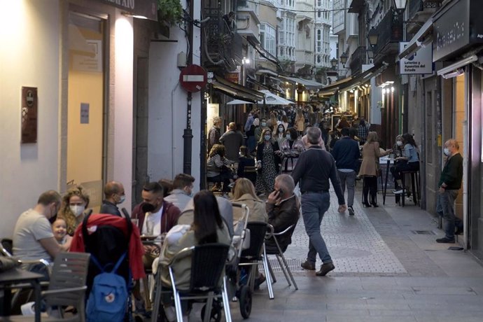 Terrazas de bares de A Coruña el mismo día en que entran en vigor nuevas medidas en la hostelería gallega, a 8 de mayo de 2021, en A Coruña, Galicia, (España). 