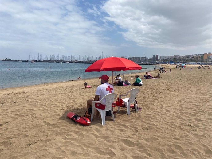 Archivo - Socorrista de Cruz Roja en la Playa de Alcaravaneras, en Las Palmas de Gran Canaria
