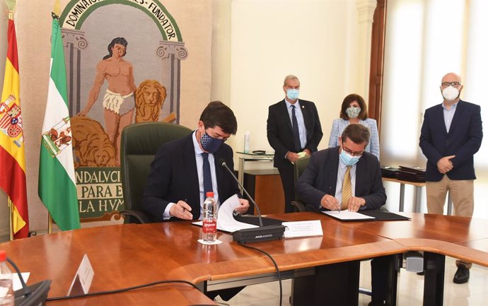 El presidente de la Diputación de Granada, José Entrena, ha firmado este lunes un convenio con el vicepresidente de la Junta de Andalucía, Juan Marín, para acciones de promoción conjuntas.