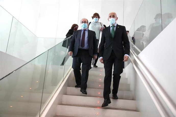 El ministro de Política Territorial y Función Pública, Miquel Iceta (i), y el vicelehendakari y consejero de Seguridad, Josu Erkoreka (d) a su llegada a una rueda de prensa tras la celebración de la Comisión Mixta de Transferencias en Bilbao