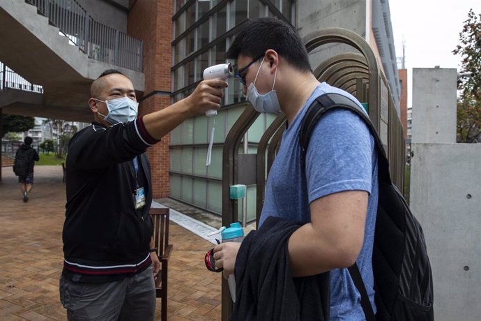 Archivo - Estudiantes de Taiwan reciben toma de temperatura antes de acceder a la Taipei American School, en marzo de 2020