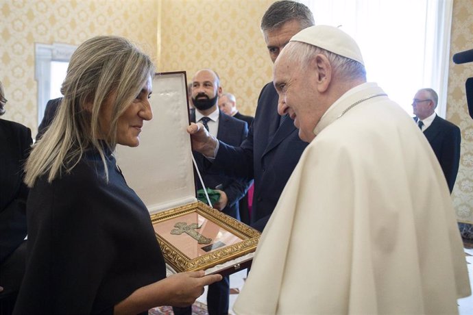 La alcaldesa de Toledo, Milagros Tolón, con el Papa Francisco