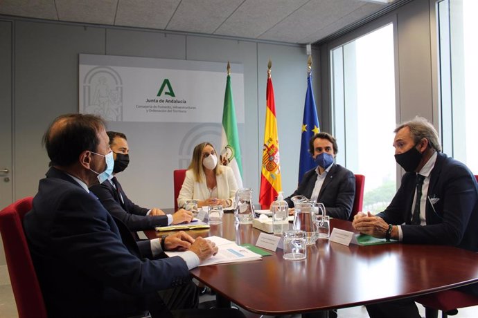La consejera de Fomento, Infraestructuras y Ordenación del Territorio de la Junta de Andalucía, Marifrán Carazo, se ha reunido este lunes con el presidente de la Confederación Española de Transporte de Mercancías (CETM) en Andalucía (Fatrans).