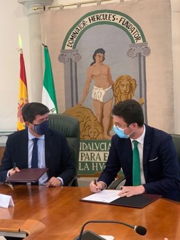 Lozano y Marín durante la firma del convenio