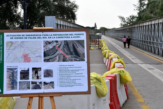 Archivo - El Puente de Hierro de Palma del Río, cerrado parrcialmente al tráfico, es objeto de obras de reparación que se detallan en un panel explicativo.