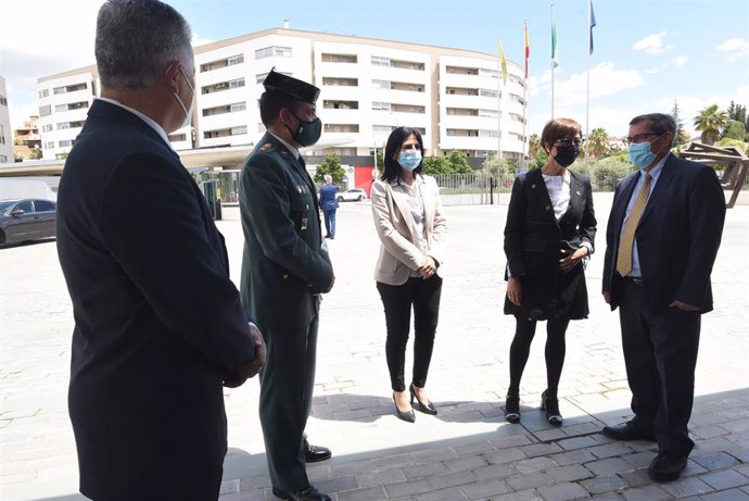 El presidente de la Diputación de Granada, José Entrena, mantiene una reunión con la directora de la Guardia Civil, María Gámez.