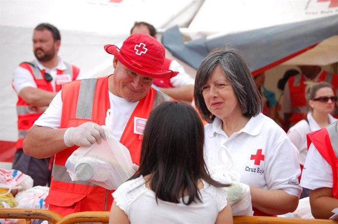 Voluntarios de Cruz Roja prestan asistencia a vecinos de Lorca tras los terremotos