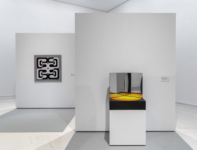 Estructura cinética. Multiplicación cromática y formal, 1967-2019, José M Yturralde, junto a una obra de Barbadillo en el IVAM