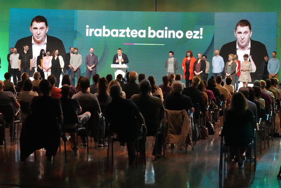 El coordinador general de EH Bildu, Arnaldo Otegi, interviene durante el acto de finalización del II Congreso del partido, en el BEC de Barakaldo, a 9 de mayo de 2021, en Barakaldo
