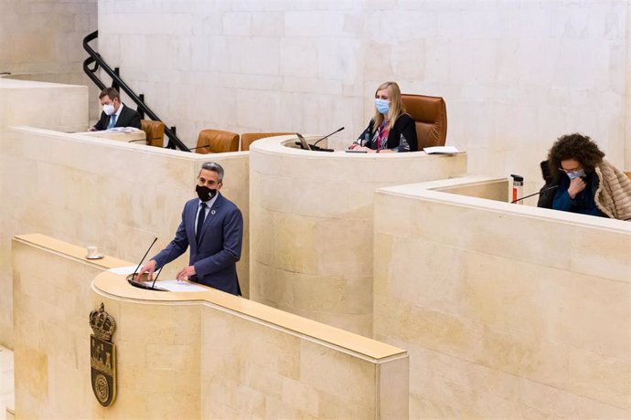 Archivo - El vicdepresidente regional, Pablo Zuloaga, en el Parlamento