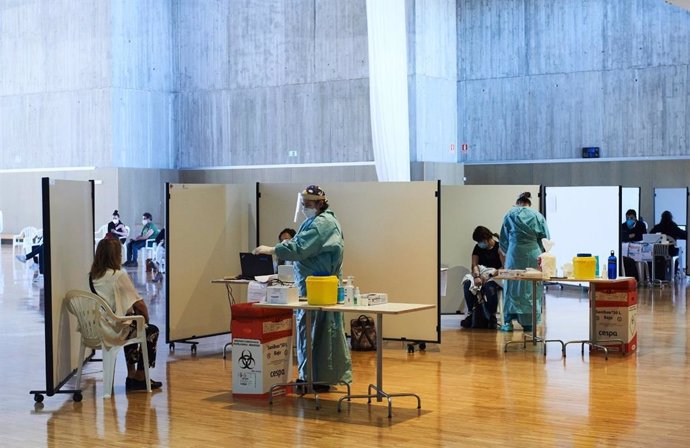 Archivo - Vacunación masiva contra el Covid en el Palacio de Exposiciones de Santander. Archivo