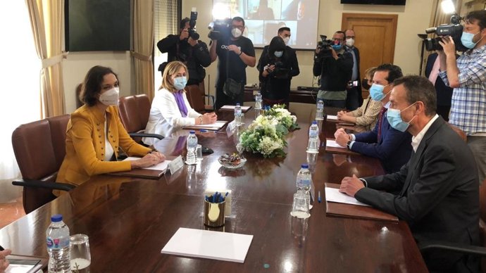 Maroto se reúne en subdelegación de Alicante con el sector del calzado, Elche y Elda