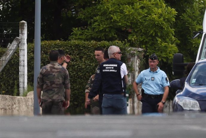 El Ejército y la Policía francesa a las puertas de la casa del asesino en serie confeso Michel Fourniret, en una imagen de archivo de 2020.