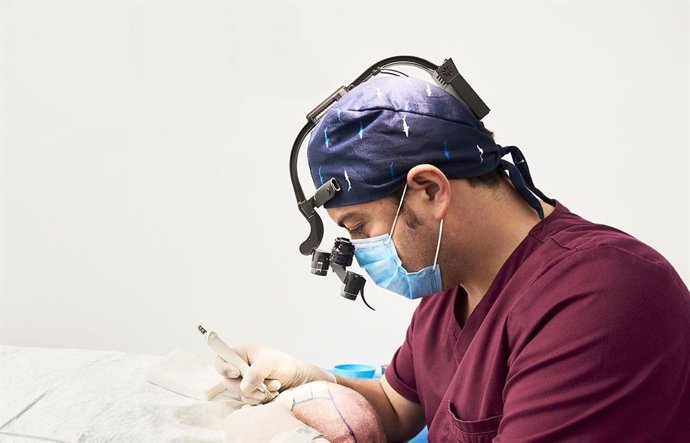 El Dr. Bruno Jacobovski durante una operación de injertos capilares.