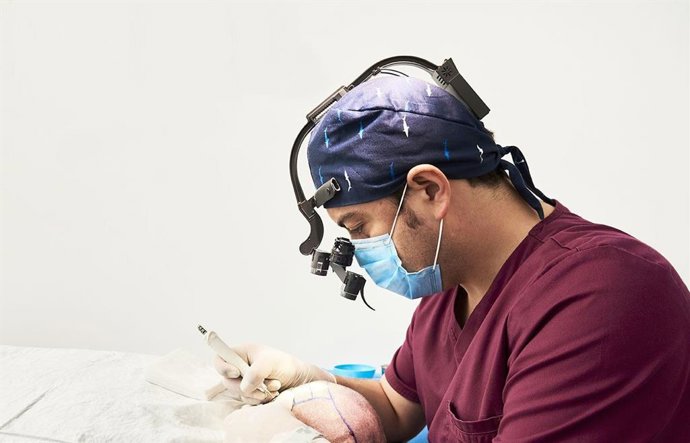 El Dr. Bruno Jacobovski durante una operación de injertos capilares.