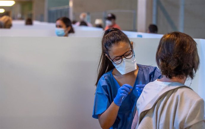 Una persona recibe la primera dosis de la vacuna contra el Covid-19, a 28 de abril de 2021, en el Estadio de la Cartuja, en Sevilla, (España)