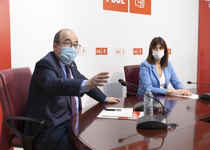 Miquel Iceta, junto a Idoia Mendia, esta tarde en la sede del PSE en Bilbao
