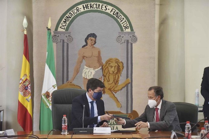 José María Román y Juan Marín firmando el convenio de turismo para la provincia
