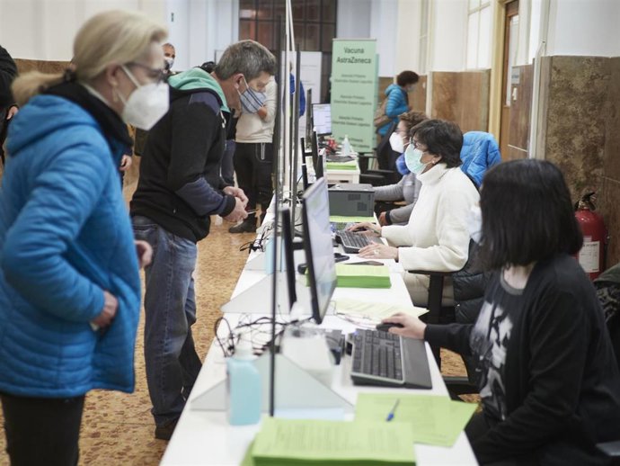 Varias personas dan su documentación antes de ser vacunadas contra el Covid-19.