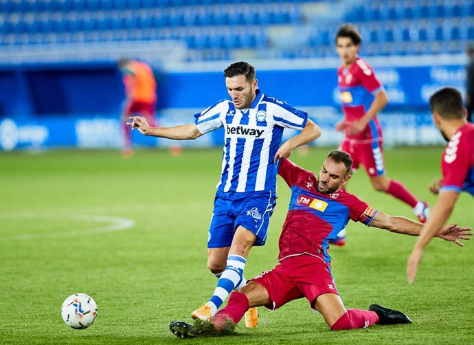 Archivo - Lucas Perez of Deportivo Alaves and Gonzalo Verdu of Elche during the Spanish league, La Liga Santander, football match played between Deportivo Alaves and Elche CF at Mendizorroza stadium on October 18, 2020 in Vitoria, Spain.