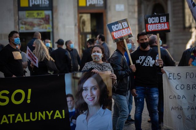Un centenar de trabajadores del ocio nocturno catalán protestan en la plaza Sant Jaume de Barcelona para pedir la reapertura del sector