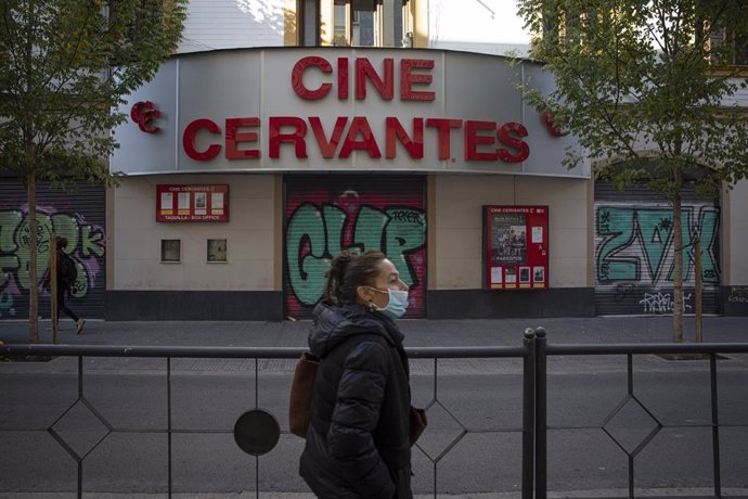 Archivo - Fachada del cine Cervantes 