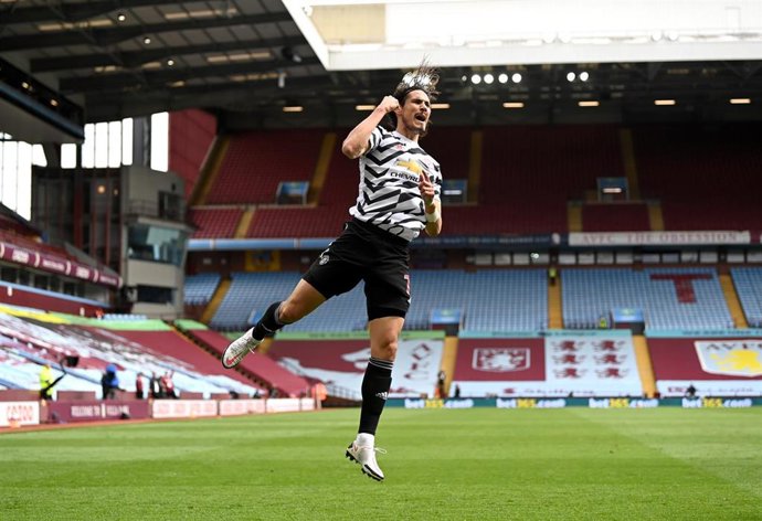 Edinson Cavani celebrando un gol del Manchester United contra el Aston Villa en la Premier 2020-2021