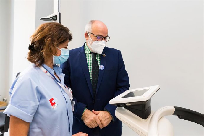 El consejero, Miguel Rodríguez, en el Pabellón 20 del hospital Valdecilla