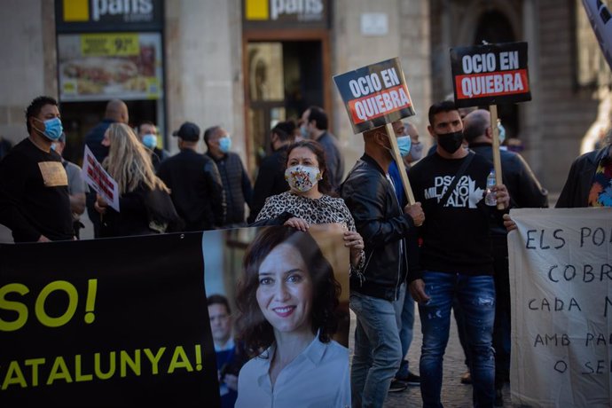 Un centenar de treballadors de l'oci nocturn catal protesten a la plaa Sant Jaume de Barcelona per demanar la reobertura del sector