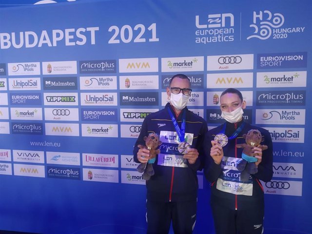 Pau Ribes y Emma García posan con su medalla de plata en el dúo mixto en los Europeos de Budapest 2021