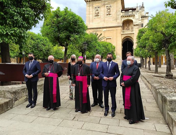Moreno (2 dcha.), entre el deán del Cabildo y el nuncio del Papa en España (centro), junto al alcalde y el obispo de Córdoba (izda.) y con los consejeros de Cultura y Salud (detrás), en el Patio de los Naranjos de la Mezquita.