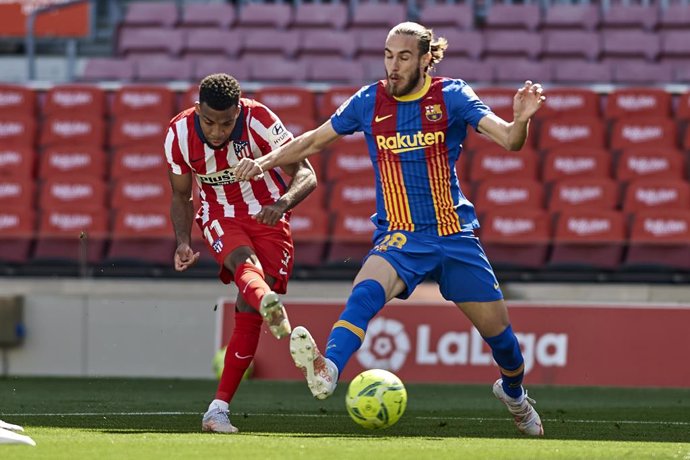 08 May 2021, Spain, Barcelona: Atletico Madrid's Thomas Lemar (L) shoots on goal during the Spanish Primera Division soccer match between Barcelona and Atletico Madrid at the Camp Nou. Photo: Gerard Franco Crespo/DAX via ZUMA Wire/dpa