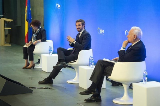 (I-D) La exministra de Asuntos Exteriores, Ana Palacio; el presidente del PP, Pablo Casado; y el exministro de Asuntos Exteriores José Manuel García-Margallo; durante la clausura el acto 'Europa: retos de la nueva era', a 10 de mayo de 2021.