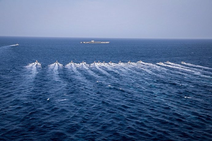 Archivo - HANDOUT - 28 July 2020, Iran, ---: Iranian attack boats surround a mock-up aircraft carrier during the "Great Prophet 14" war games, held by the Iranian Revolutionary Guard Corps at the Strait of Hormuz amid tensions between Tehran and Washing
