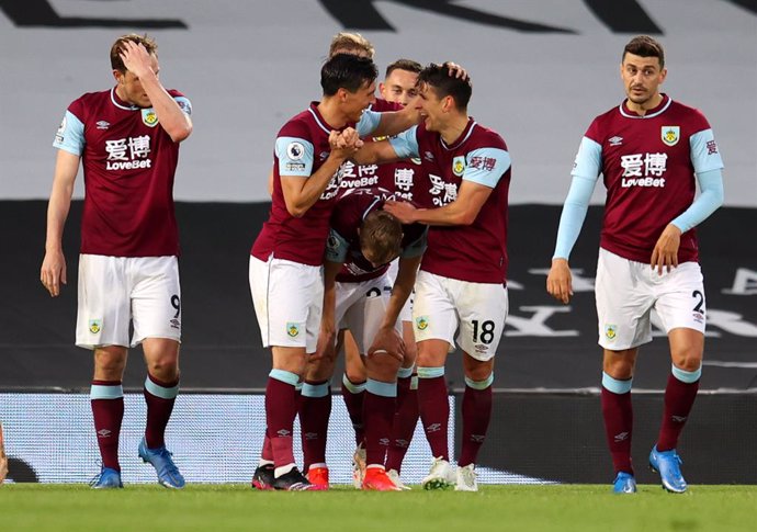 10 May 2021, United Kingdom, London: Burnley's Ashley Westwood celebrates scoring his side's first goal with teammates during the English Premier League soccer match between Fulham and Burnley at Craven Cottage. Photo: Catherine Ivill/PA Wire/dpa