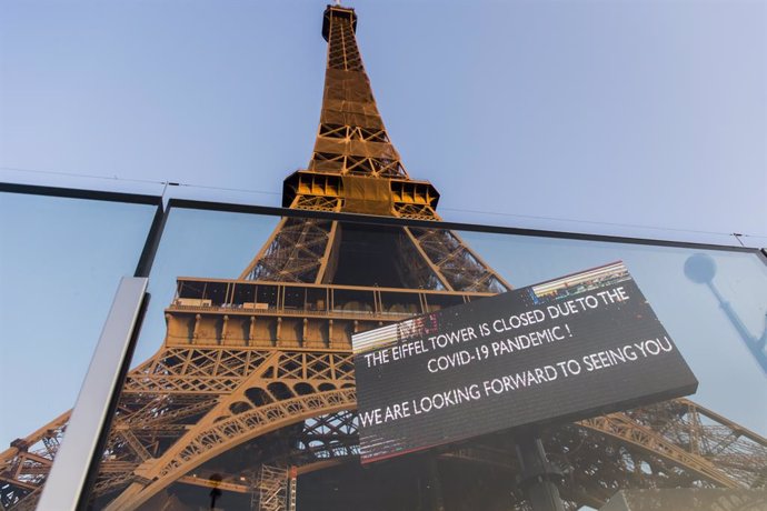 La Torre Eiffel de París con un cartel de cerrado por la pandemia del coronavirus