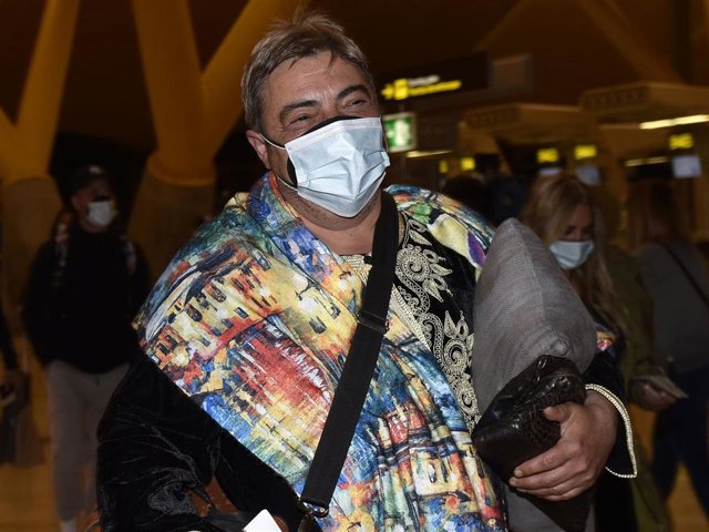 Archivo - El bailarín Antonio Canales, participante de 'Supervivientes' llegando al aeropuerto para viajar a Honduras, en Madrid