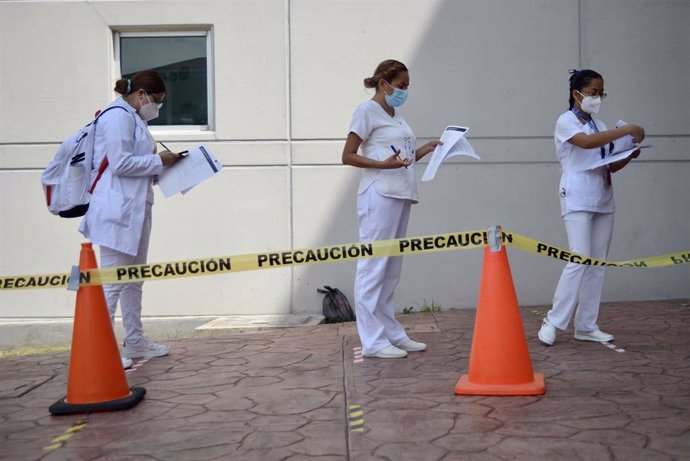 Archivo - Enfermeras en México para pedir turno para la vacunación contra el coronavirus