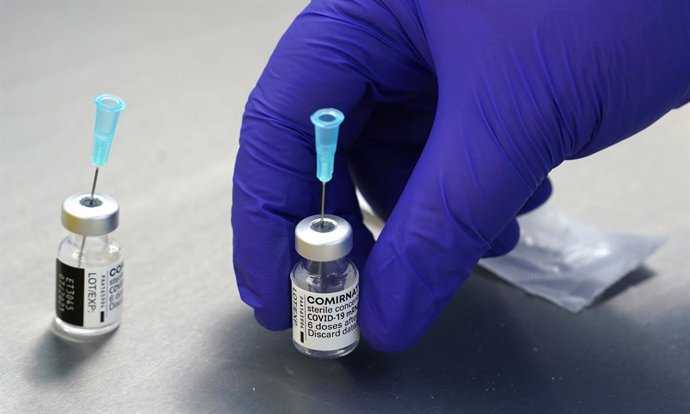 Vials buits de la vacuna Pfizer / BioNTech  en una taula en el laboratori del Centre de Vacunació d'Husum