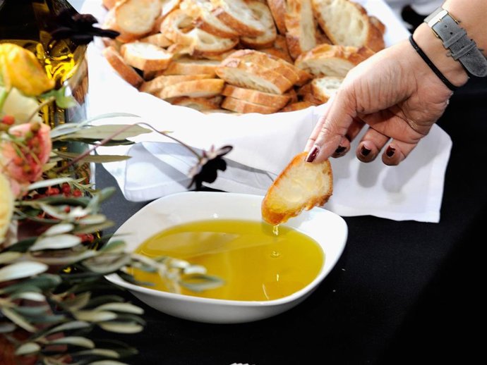 Archivo - El aceite de oliva virgen extra es un auténtico aliado para nuestra salud y bienestar