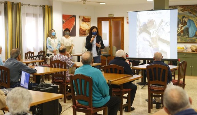 La presidenta del Consell, Catalina Cladera, presenta el proyecto 'Xerra'm de tu' en Sa Pobla.